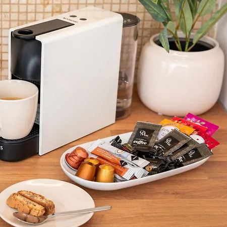 2-br 200 M From Station And Tower Lejlighed