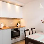 2-br 200 M From Station And Tower * ワルシャワ