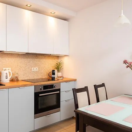 2-br 200 M From Station With Parking On Site * Warschau