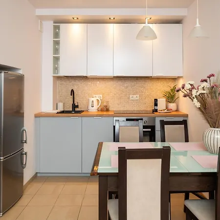 Apartmán 2-br 200 M From Station With Parking On Site *