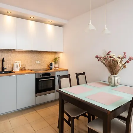 Apartmán 2-br 200 M From Station With Parking On Site Varšava