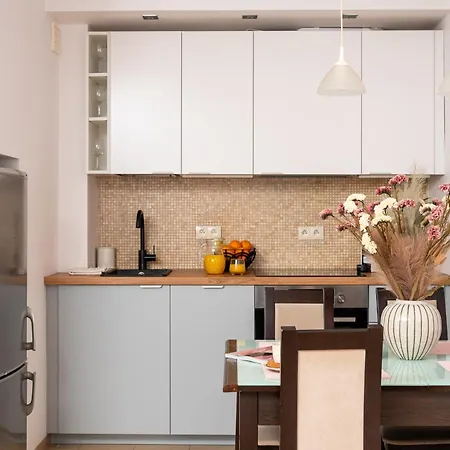 2-br 200 M From Station And Tower דירה