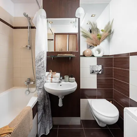 2-br 200 M From Station And Tower ורשה