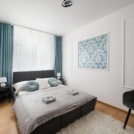 2-br 200 M From Station With Parking On Site Apartmán